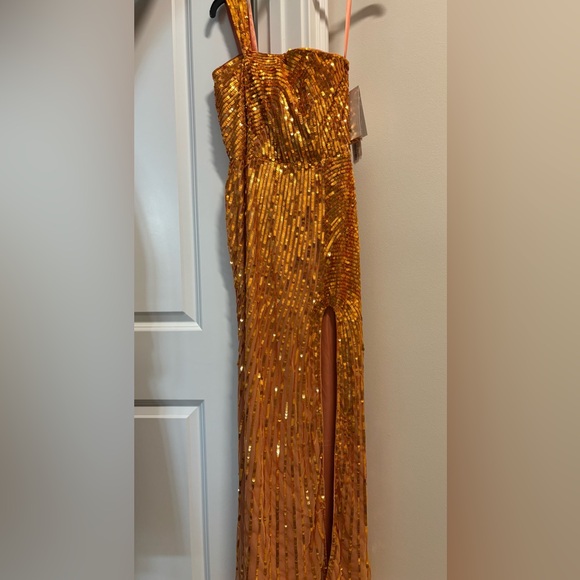 NWT Mac Duggal One Shoulder Mesh Sequin Gown w/Slit in Orange Crush Size 6 - Picture 4 of 8